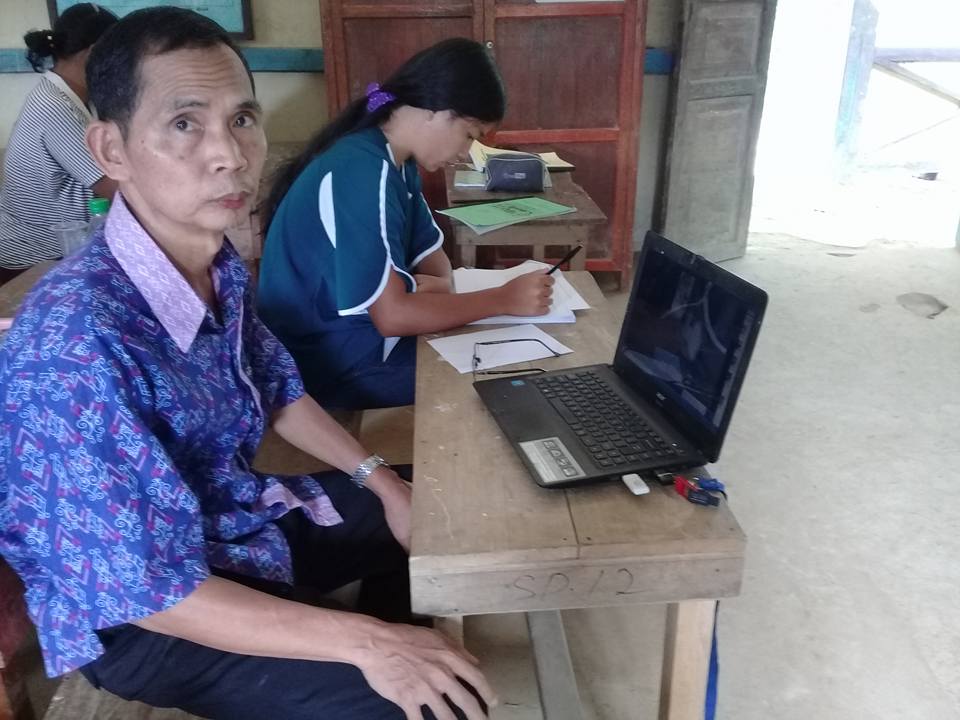 guru kelas memutarkan Video saat ada belajar menggunakan alat peraga serta saat anak mengerjakan soal kedapan setelah dijelaskan oleh guru. Hal ini dilakukan oleh guru guna sebagai bukti bahwa janji layanan.
